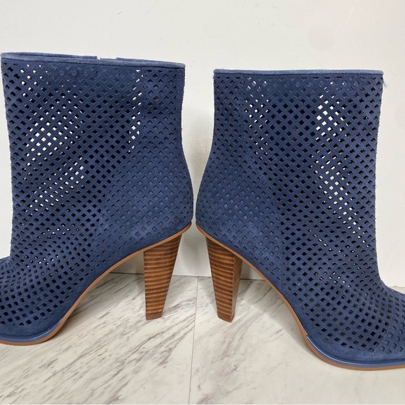 Vince Camuto Yolandal Blue Cutout Suede Pointy Toe Heeled Bootie 9M - Picture 8 of 15